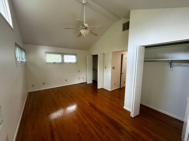 Building Photo - Split level 4-bedroom 3-bathroom home