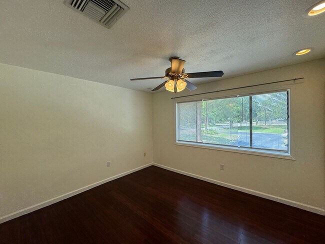 Building Photo - Lovely 2 Bedroom, 1.5 Bathroom Home in Orlando! Minutes from Top Attractions!! (Water Included!)