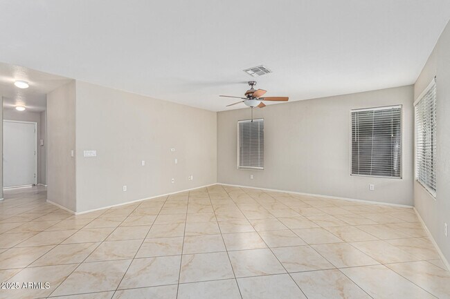 Building Photo - 602 W Canary Way