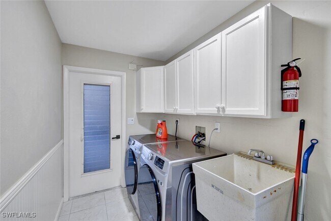 Building Photo - 2033 SE 27th Terrace