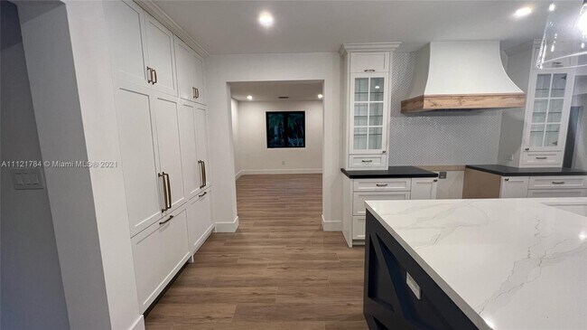 Building Photo - 1460 Campamento Ave