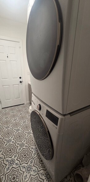 Building Photo - 2161 N Valley St