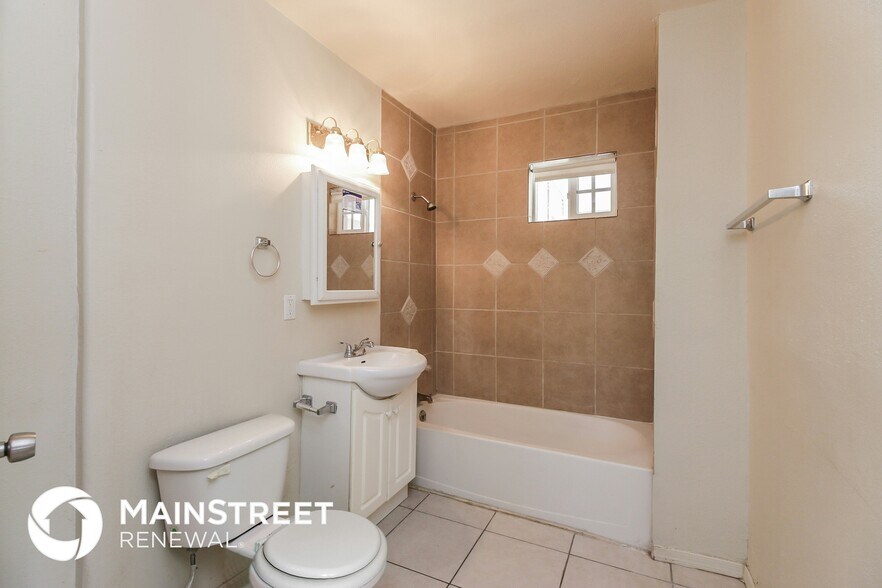 Building Photo - 2027 W Chambers St