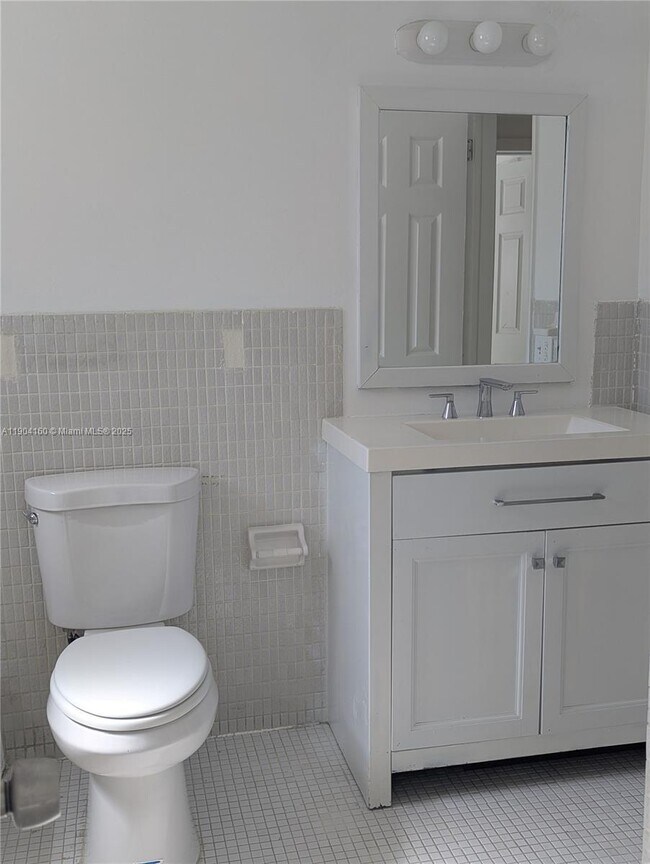 Building Photo - 1830 Sheridan St