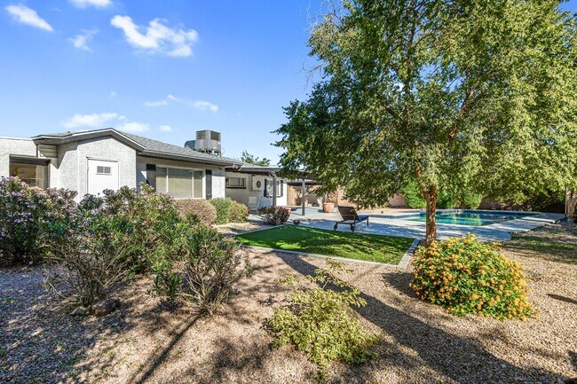 Building Photo - Now Leasing – Fully Updated Scottsdale Home!