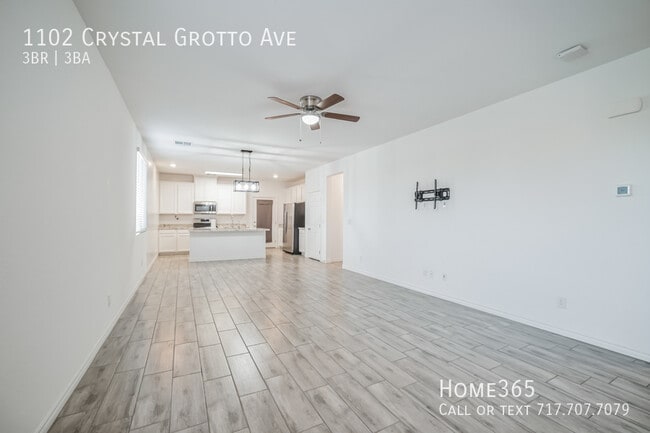 Building Photo - Stunning 3 Bed, 3 Bath Home in Thriving La...