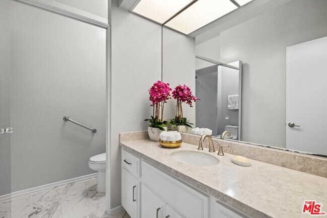 Building Photo - 1167 S Roxbury Dr