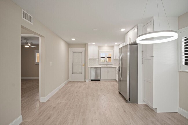Building Photo - Nicely Renovated 2 bedrooms 2 bathrooms Co...
