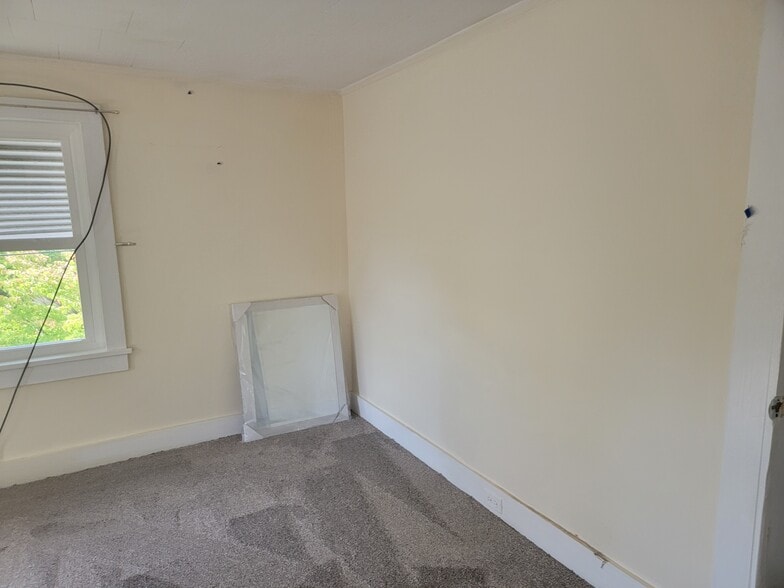 bedroom - 407 Bloom St