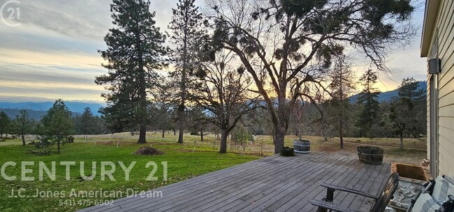 Building Photo - Spectacular Views in the Heart of Applegate Wine Country