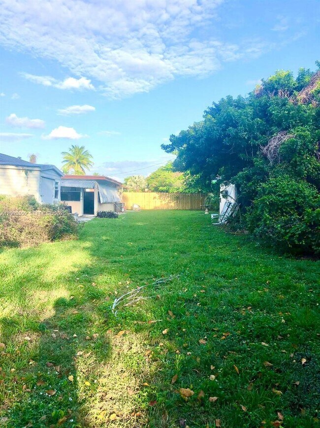 Building Photo - 4900 SW 36th Ct