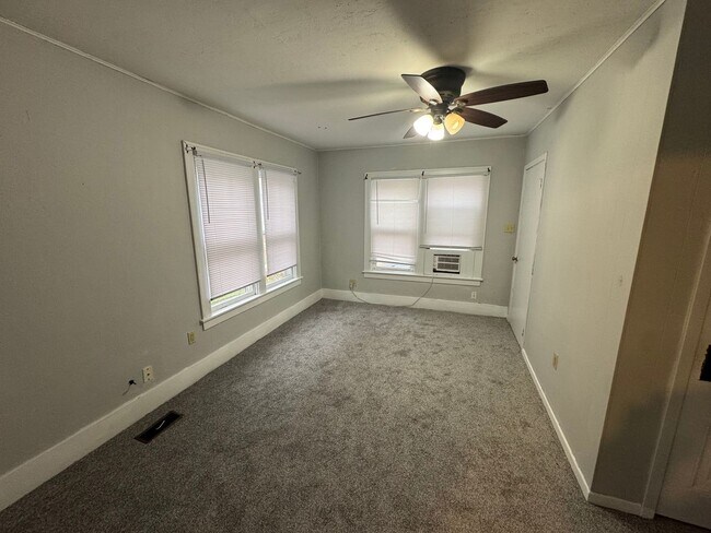 Building Photo - 623 W Main St