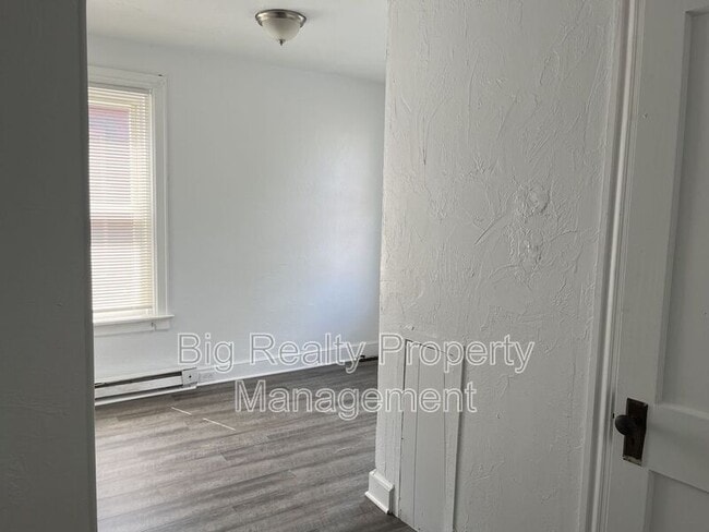 Building Photo - 119 E Scull St