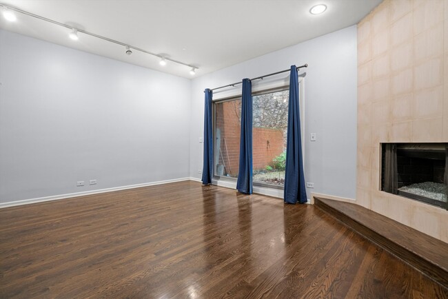 Building Photo - 171 W Goethe St