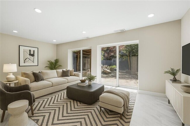 Building Photo - 1009 Riverbend Club Dr SE