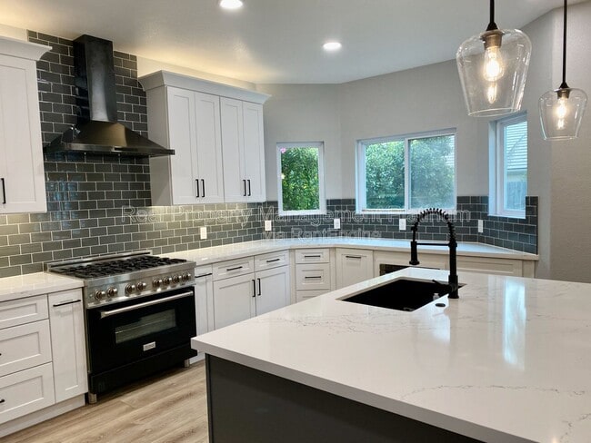 Building Photo - 2927 E Solar Ave