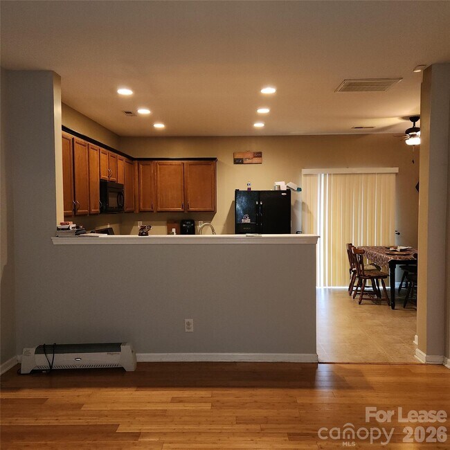 Building Photo - 1045 Willow Wind Dr