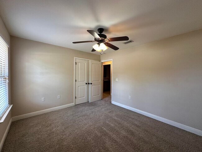 Building Photo - 516 Grand Ridge Dr