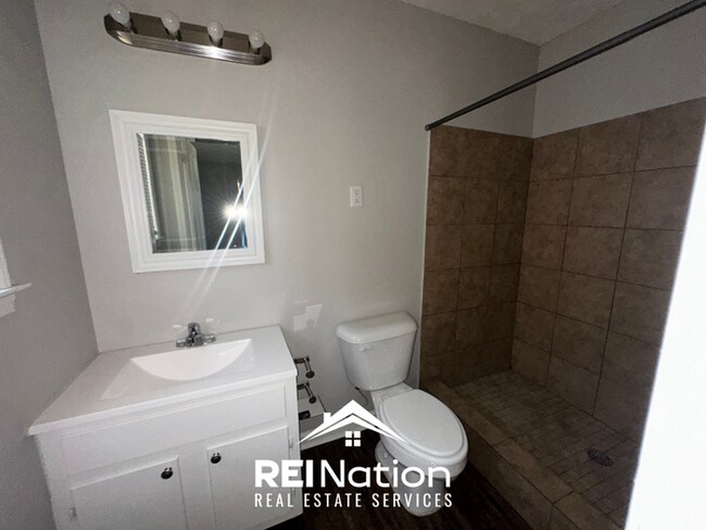 Building Photo - Spacious 4BR/2BA Memphis Rental with 2-Car Garage, Hardwood Floors & Fireplace
