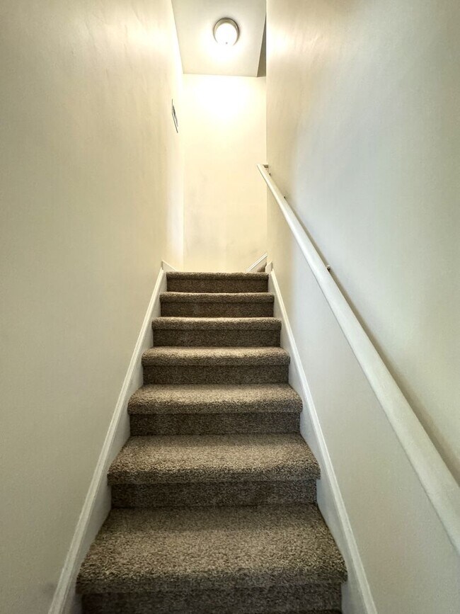 Building Photo - Beautiful home! Convenient to the city with all shopping!