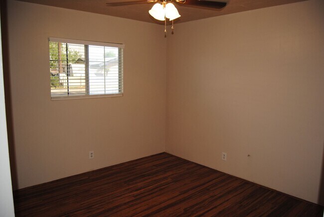 Building Photo - 8817 Butternut Ave