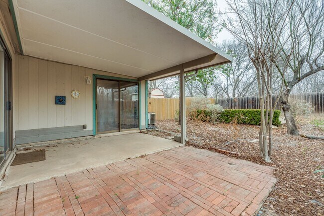 Building Photo - 2-BEDROOM HOME IN HIDDEN MEADOW