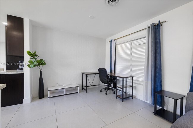 Building Photo - 1709 SW 5th Pl