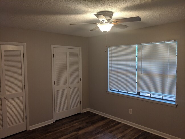 Building Photo - For Rent