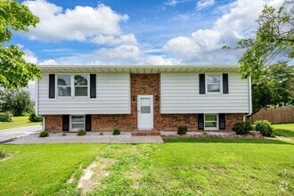 Building Photo - Charming Bi-Level for rent in Milford, $2,...