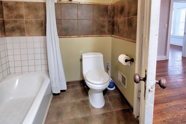 Building Photo - 140/142 E 15th Street