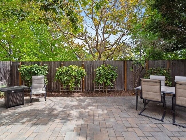 Building Photo - 641 Centre Ct