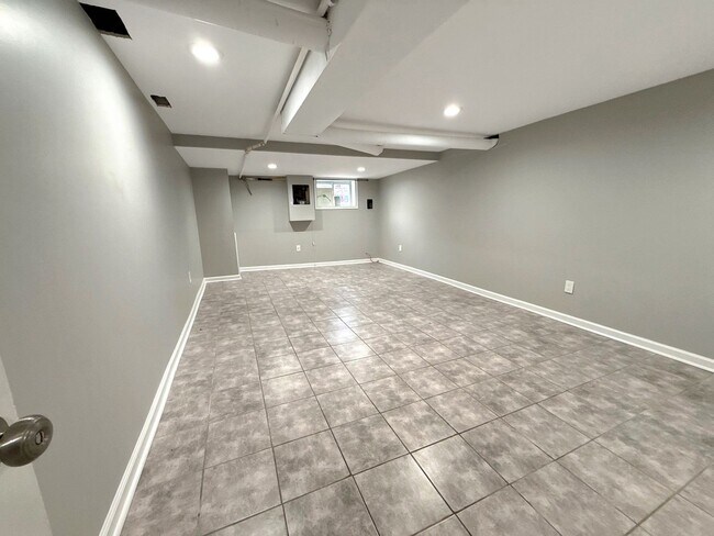 Building Photo - Beautiful 2BR + Den Home with 2 Baths, Modern Kitchen & Central AC