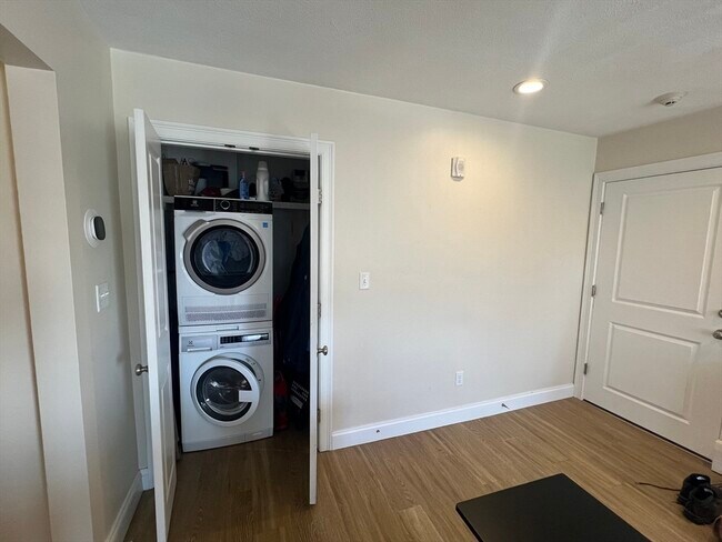 Building Photo - 56 Humphrey St