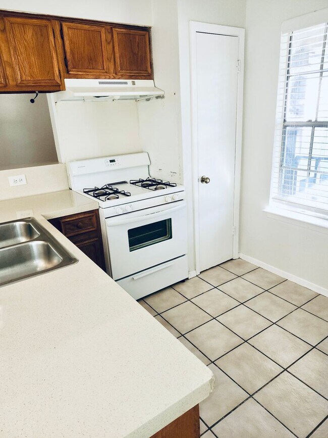 Building Photo - 1922 Nicole Cir