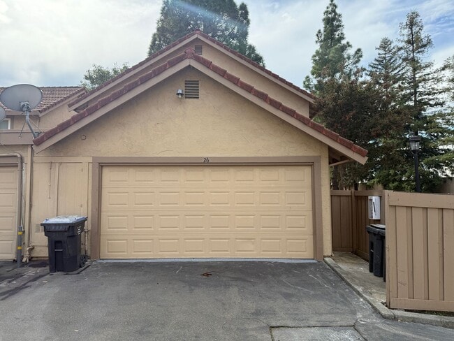 Building Photo - Updated 3 Bedroom 2.5 Bath 2 Story Condo F...