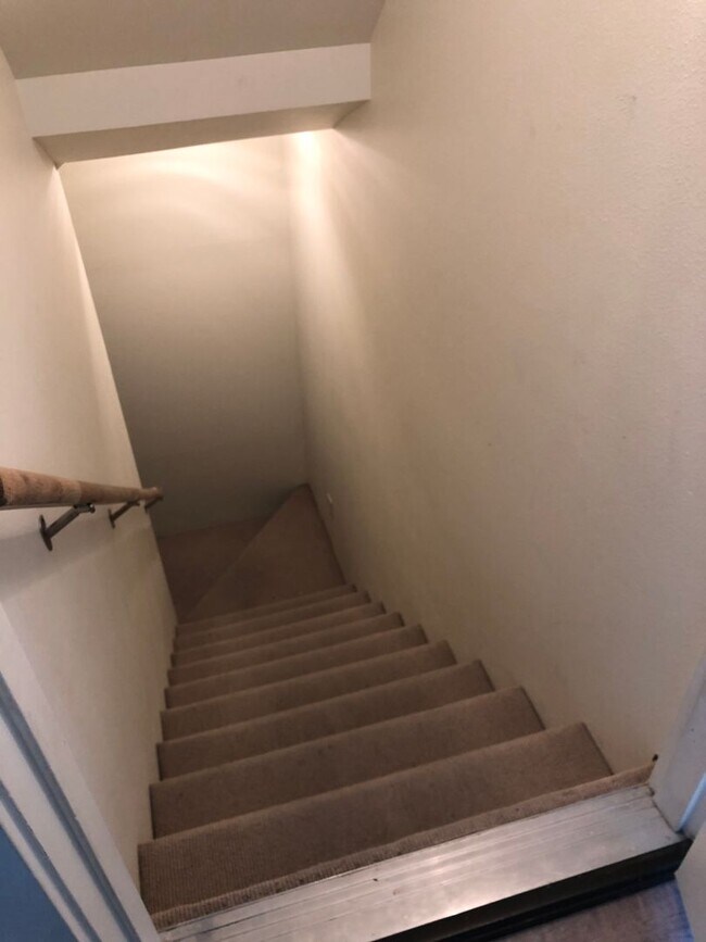Building Photo - 4 Bedroom Townhome in Hawks Ridge