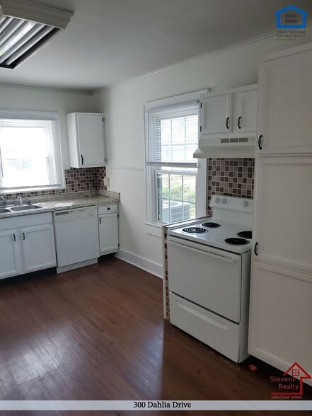 Building Photo - 300 Dahlia Dr