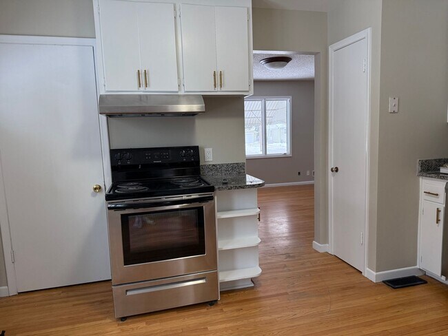 Building Photo - THREE BEDROOM SINGLE-FAMILY HOME WITH ACREAGE!