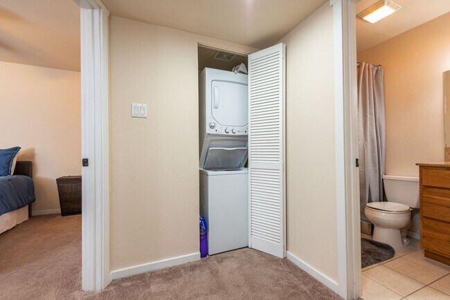 Building Photo - Fully Furnished Ground Level Available Now!