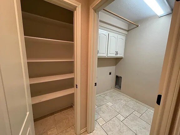 Building Photo - Comfy 3 bd/2 bth home in quiet neighborhood. Walk to the grocery store. 10 minutes to downtown. A...