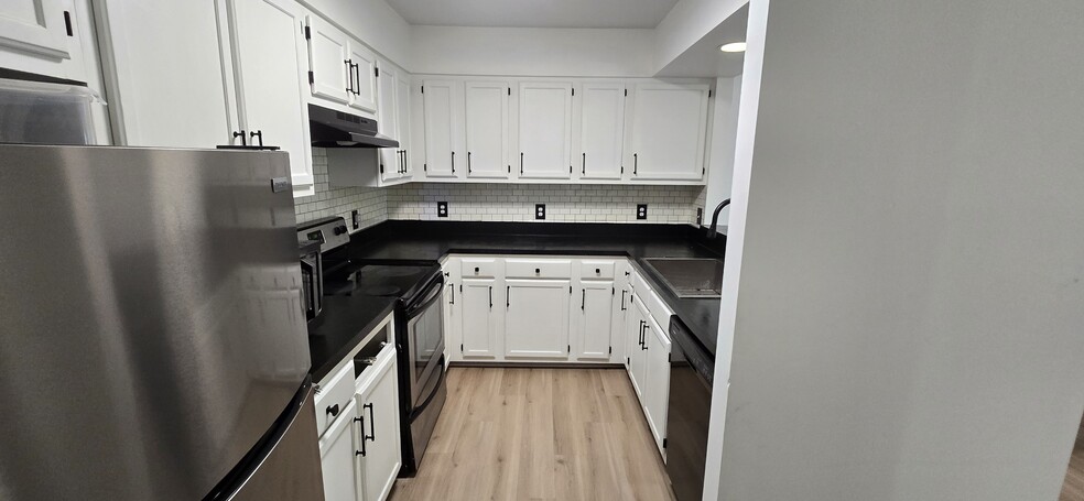 Building Photo - 448 Deerwood St