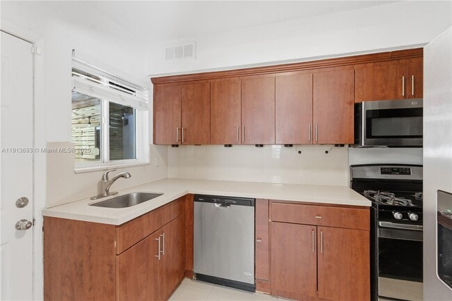 Building Photo - 1244 SW 13th Ave