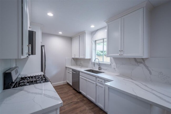 Building Photo - 3515 Lake Ridge Bend