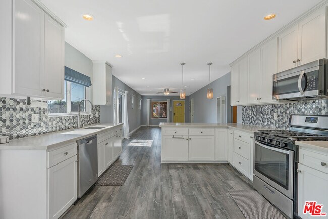 Building Photo - 3111 W 69th St