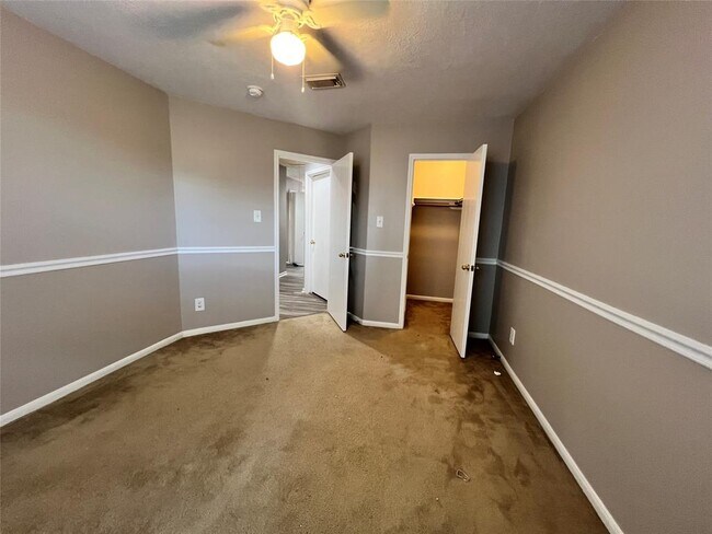 Building Photo - 2427 Halstead Dr