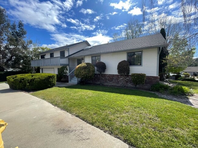 Building Photo - 1095 Robin Cir