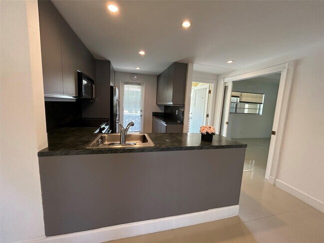 Building Photo - 2800 NE 14th Street Causeway