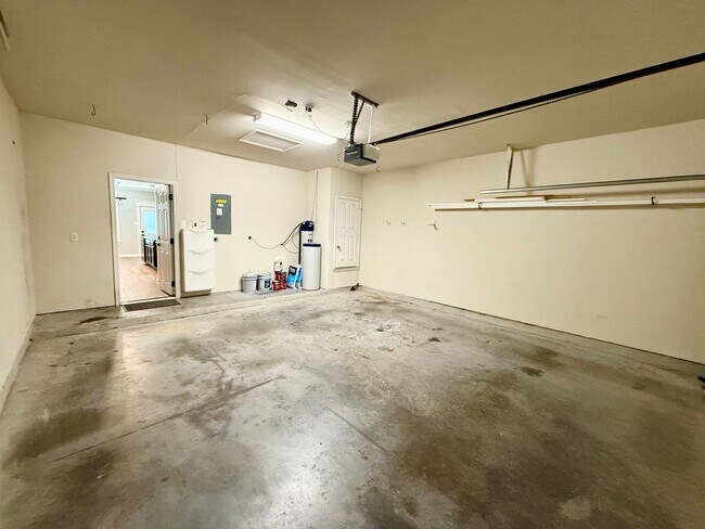 Building Photo - 5 Bedroom Home