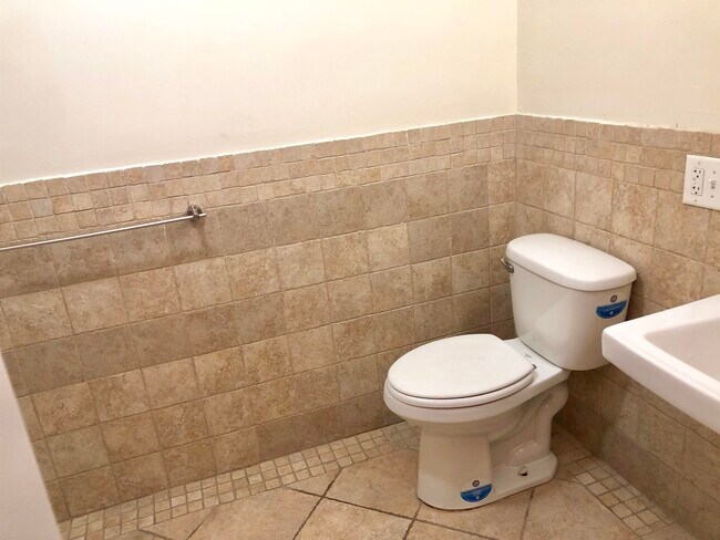 Building Photo - 347 7th St