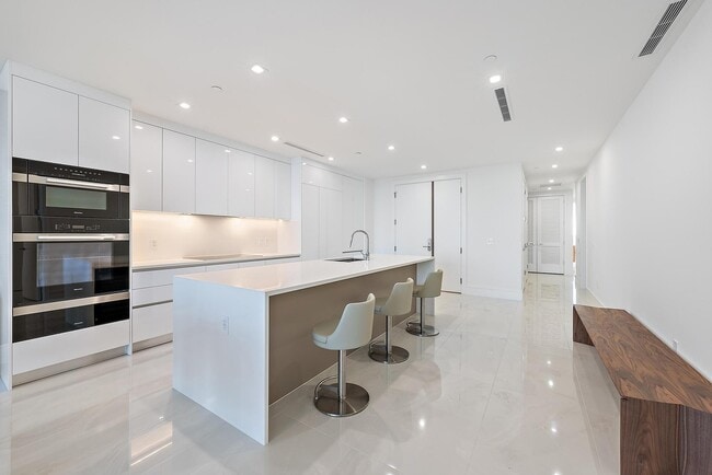 Building Photo - 220 Lake Shore Dr